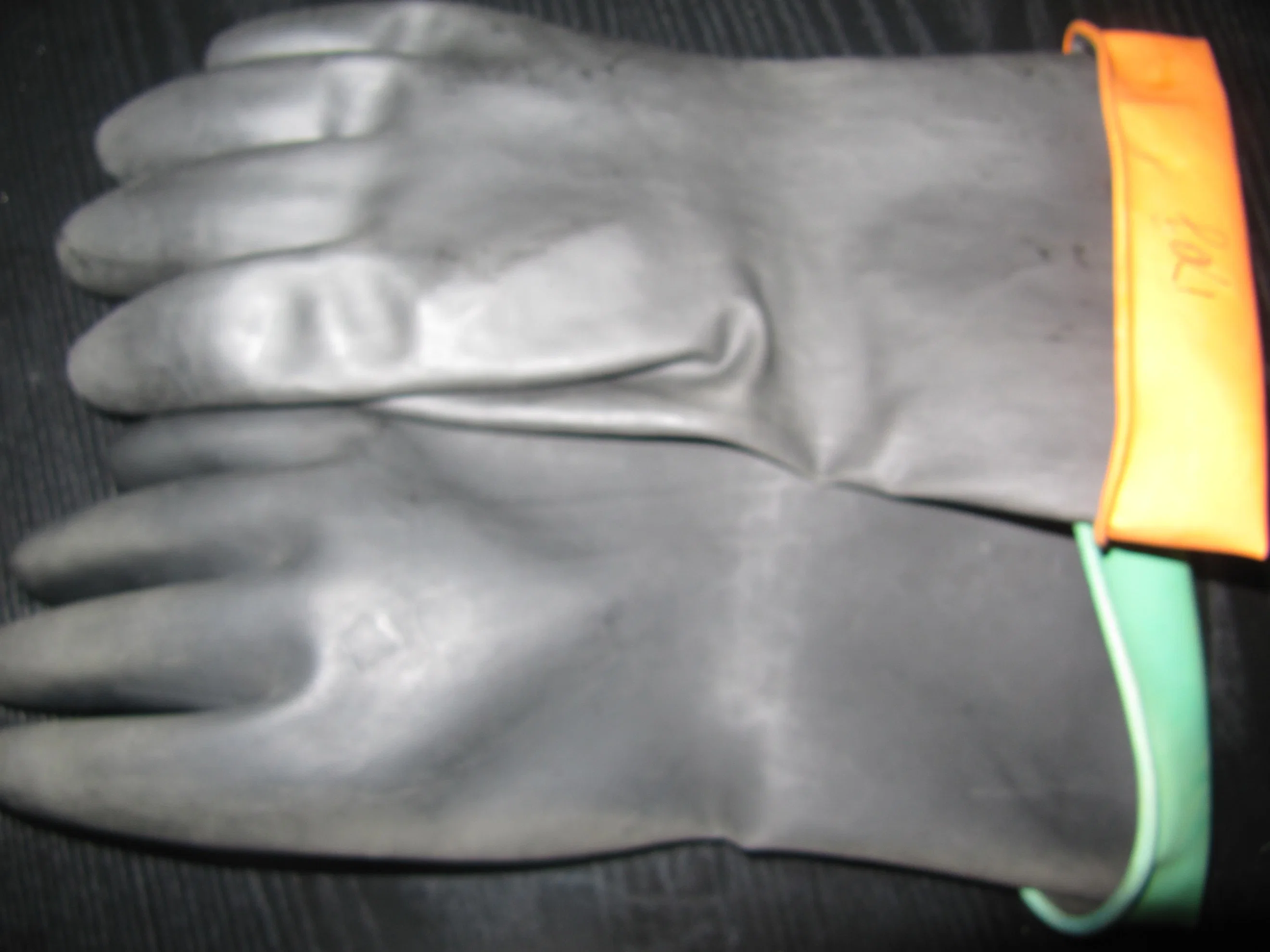 110g de gants de latex résistant aux produits chimiques industriels Gants Les gants en latex noir