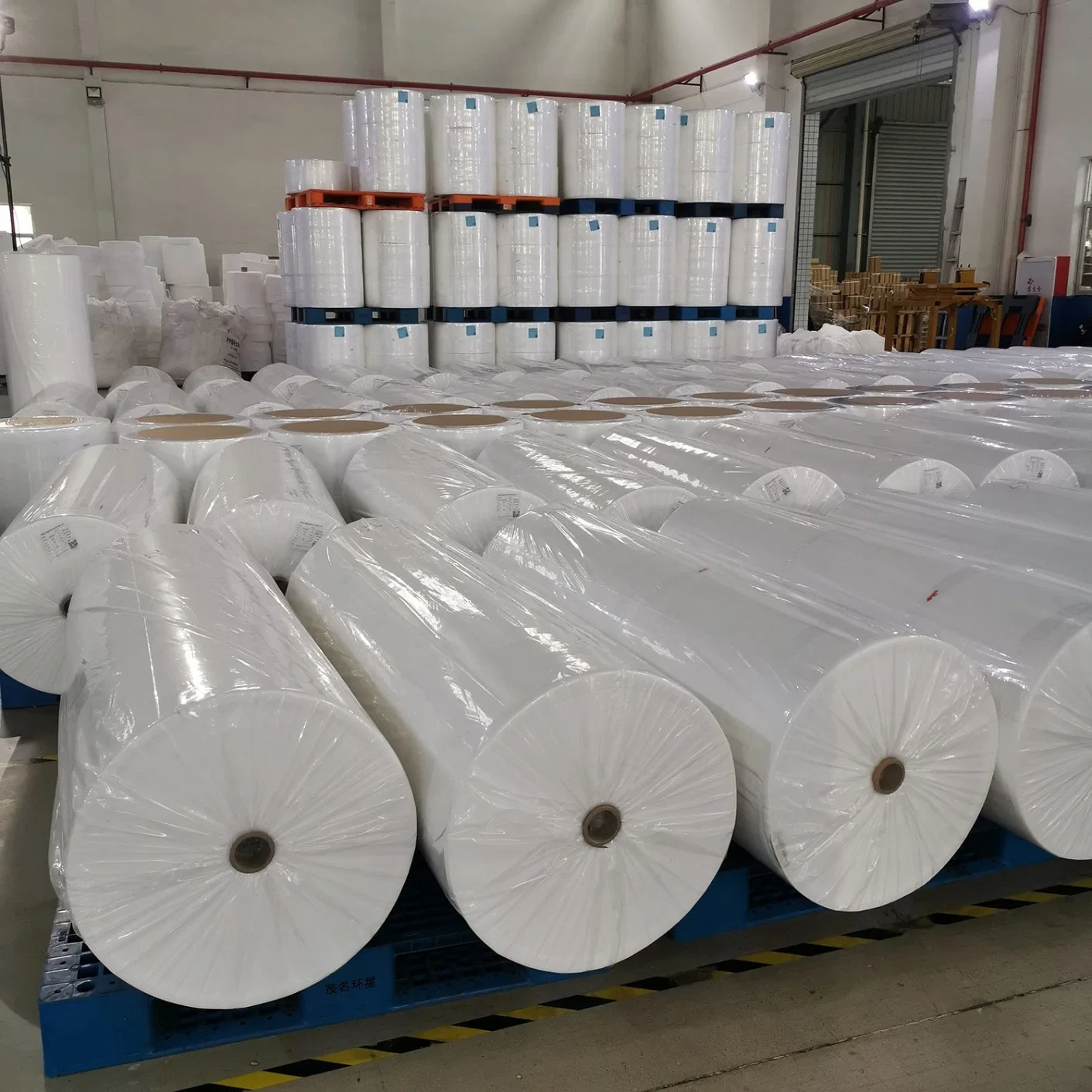 Hot Sell Raw Material 100% PP Spunbond SSS Nonwoven Cloth for Sanitary Napkin