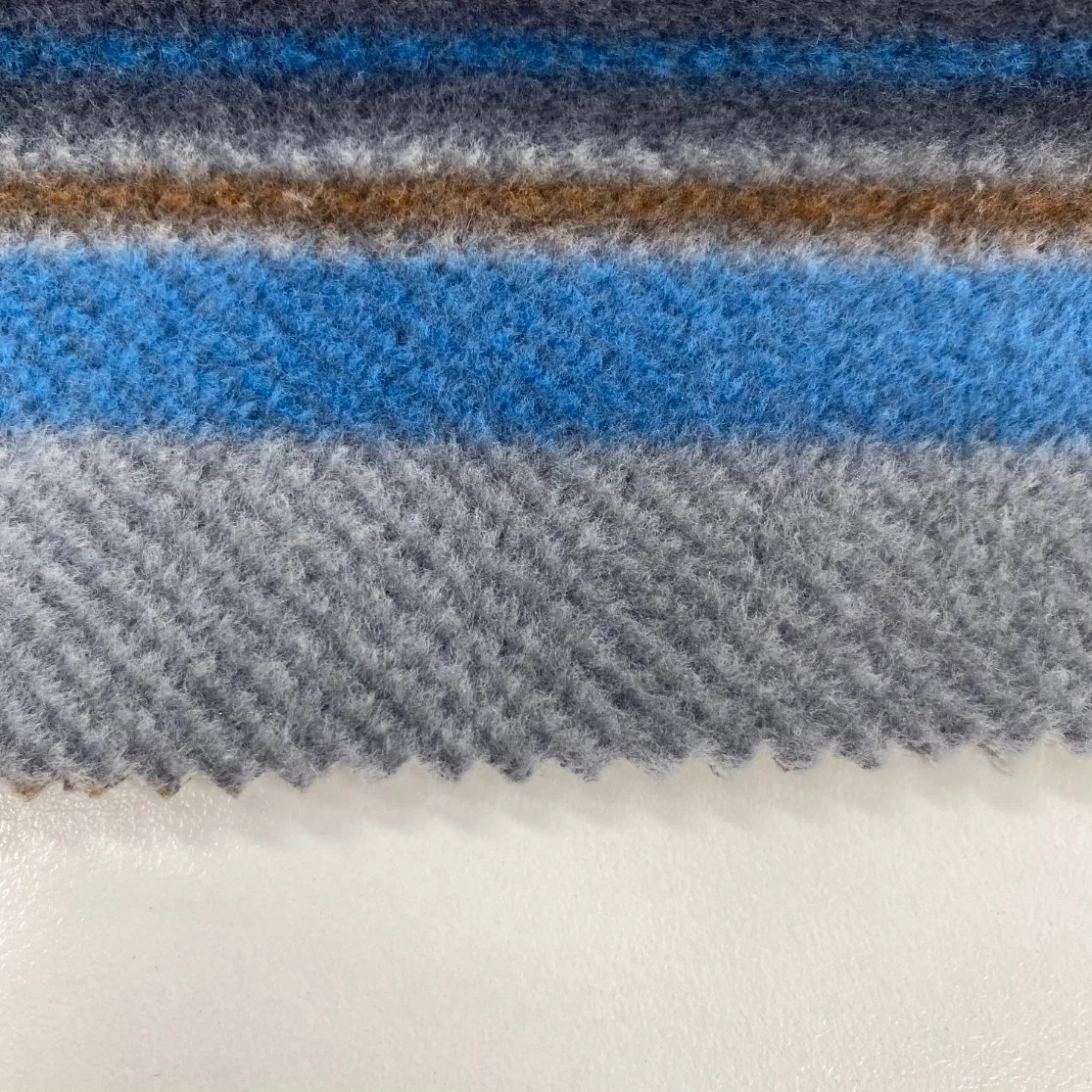 La Chine Factory Direct tissu de polyester à 100 % des ménages Microfleece Laine Polaire Couverture Laine Polaire Tissu imprimé tissu polaire en peluche pour l'hiver s'adapter à enduire