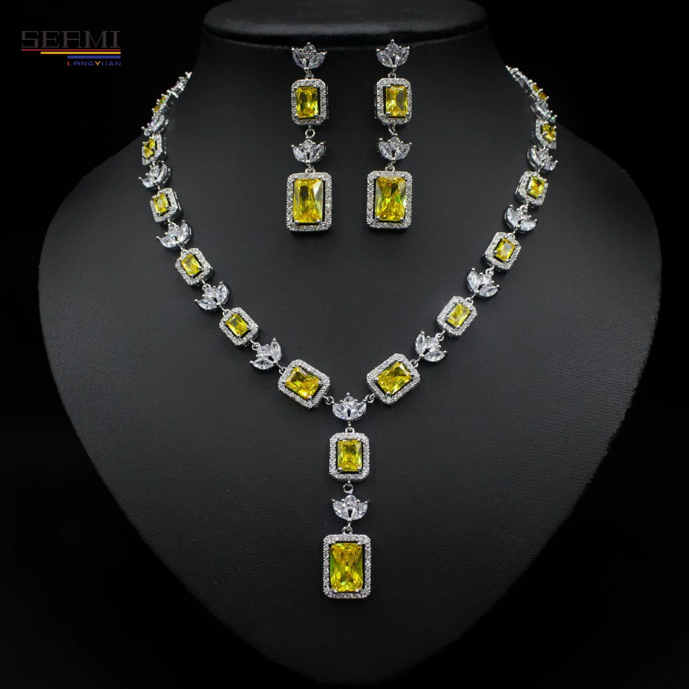 Conjunto de joyas de collar y pendientes con borlas de zirconia colorida en latón
