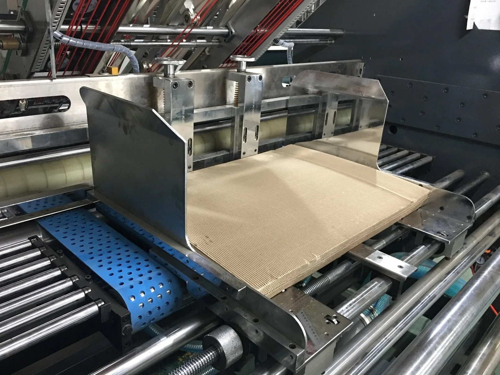 16000 листов/ час Высокоскоростной интеллектуальный ламинатор для бумаги, гофрированного картона Машина для ламинирования бумажных коробок Полностью автоматическая машина для ламинирования гофрокартона