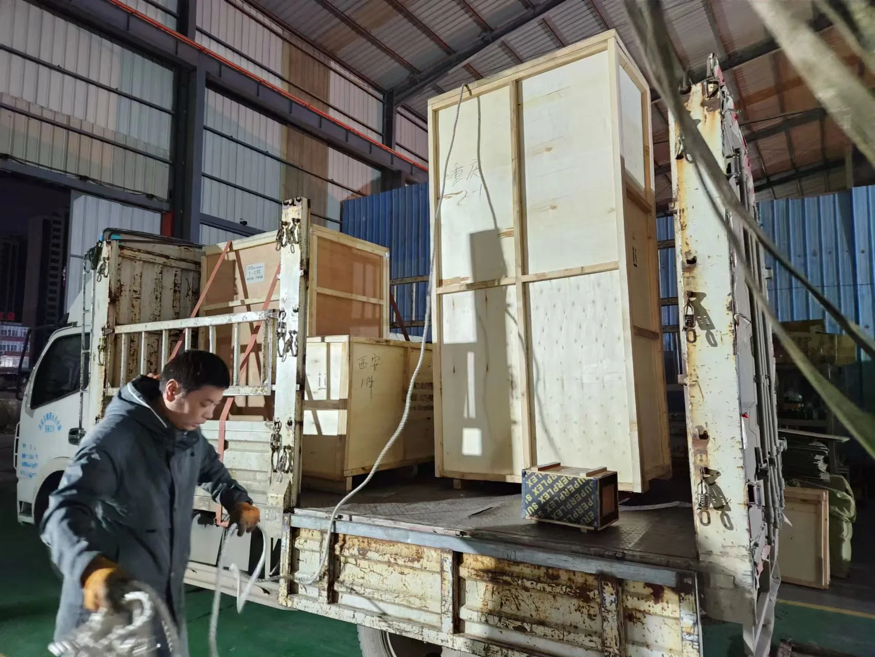 Machine de test de friction et d'usure des plaquettes de frein à structure intégrée électromécanique