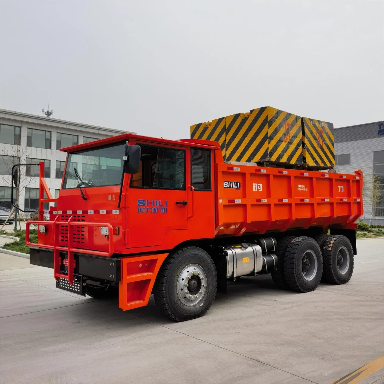 Camion minier à grande capacité de charge conçu pour les tâches difficiles.