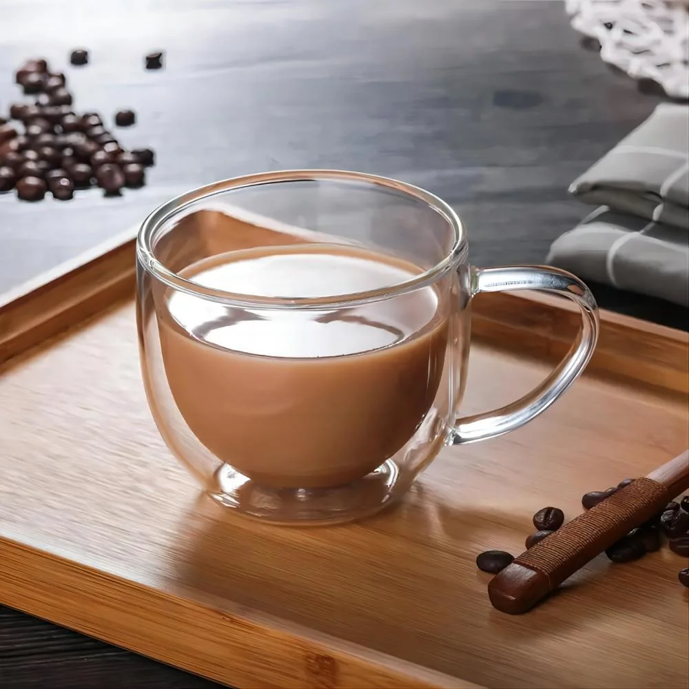 Чашки кофе эспрессо из двух настенных стеклянных кружек с изоляцией и Drinking с Ручка для офиса домашнего ресторана