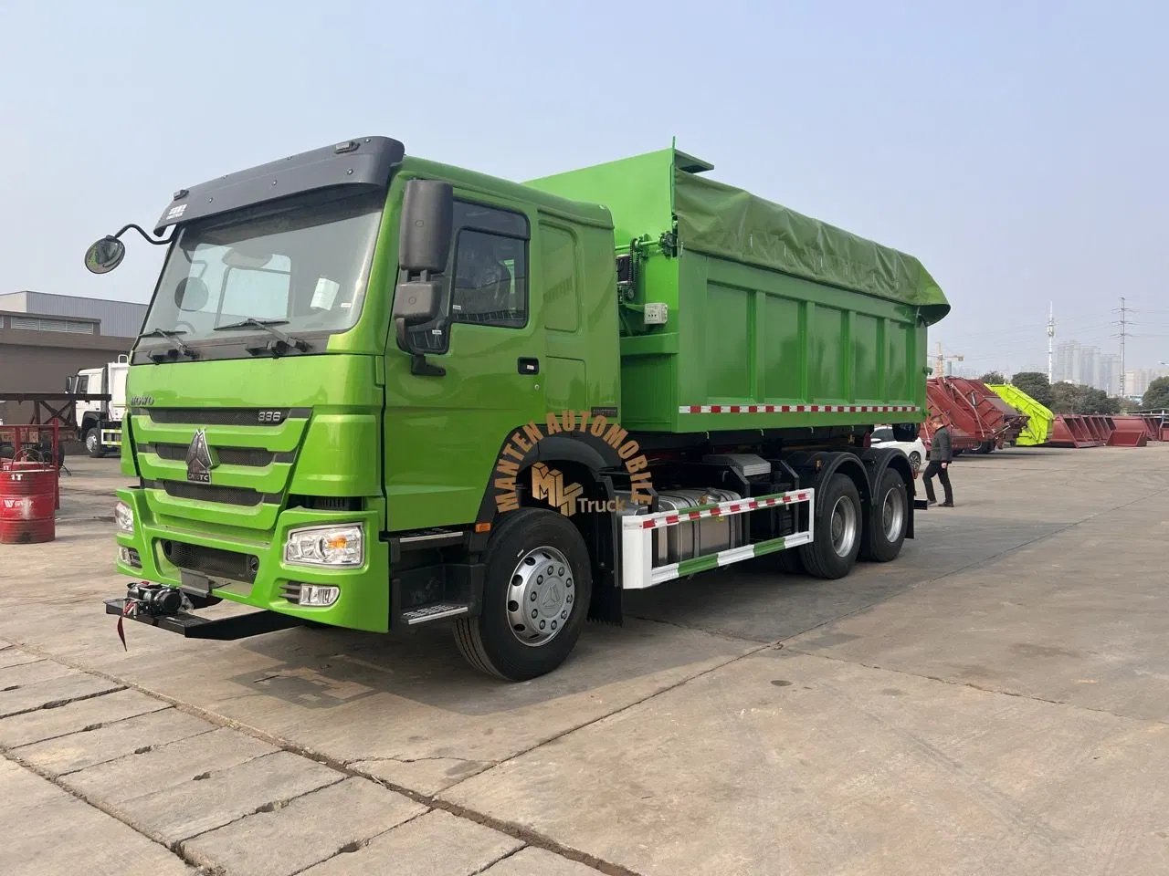 HOWO 18m3 Roll Arm Container Garbage Truck with Dump Body Garbage Tank for Transport Dry Garbage Truck