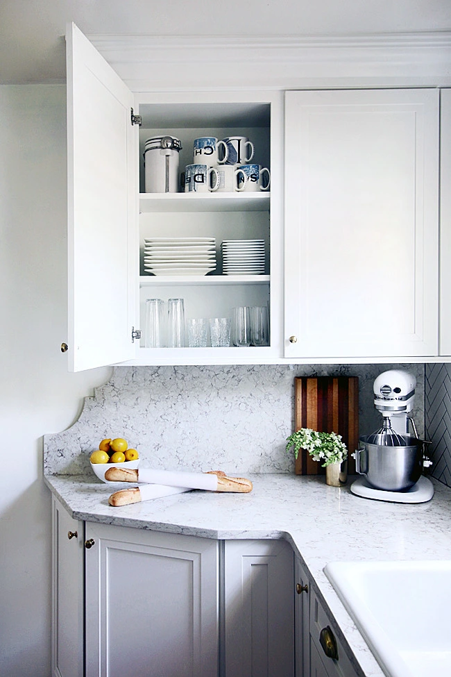 جدار لوحة جوف مفتوح ذو باب مطلى باللون الأبيض بذكر ريستيل تصميم خزانة المطبخ الصغير