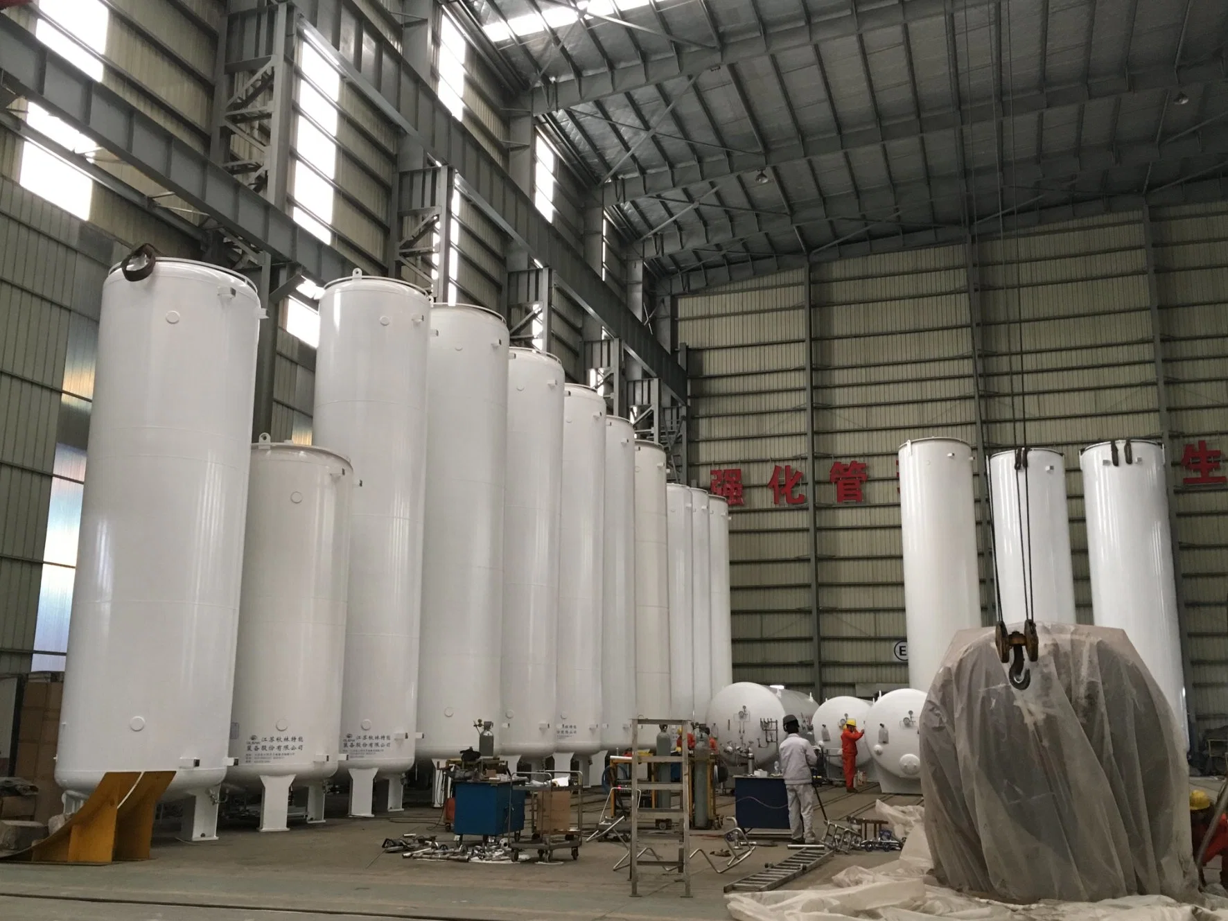 Vertical Type Liquid Gases Cryogenic Storage Tank 20m3