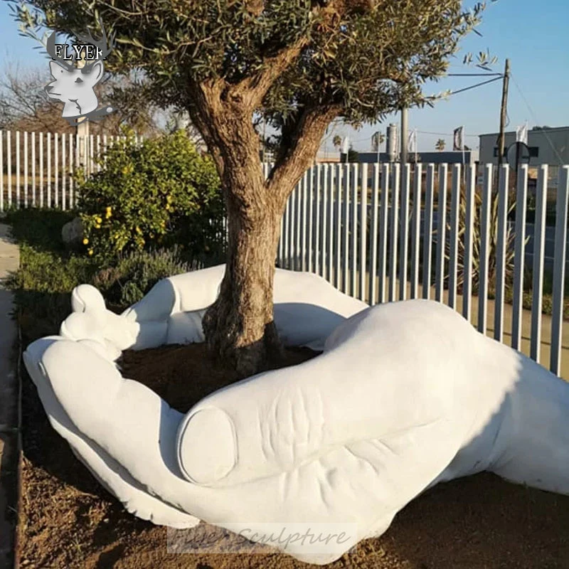 Gran escultura de mármol de manos sosteniendo un árbol para decoración exterior