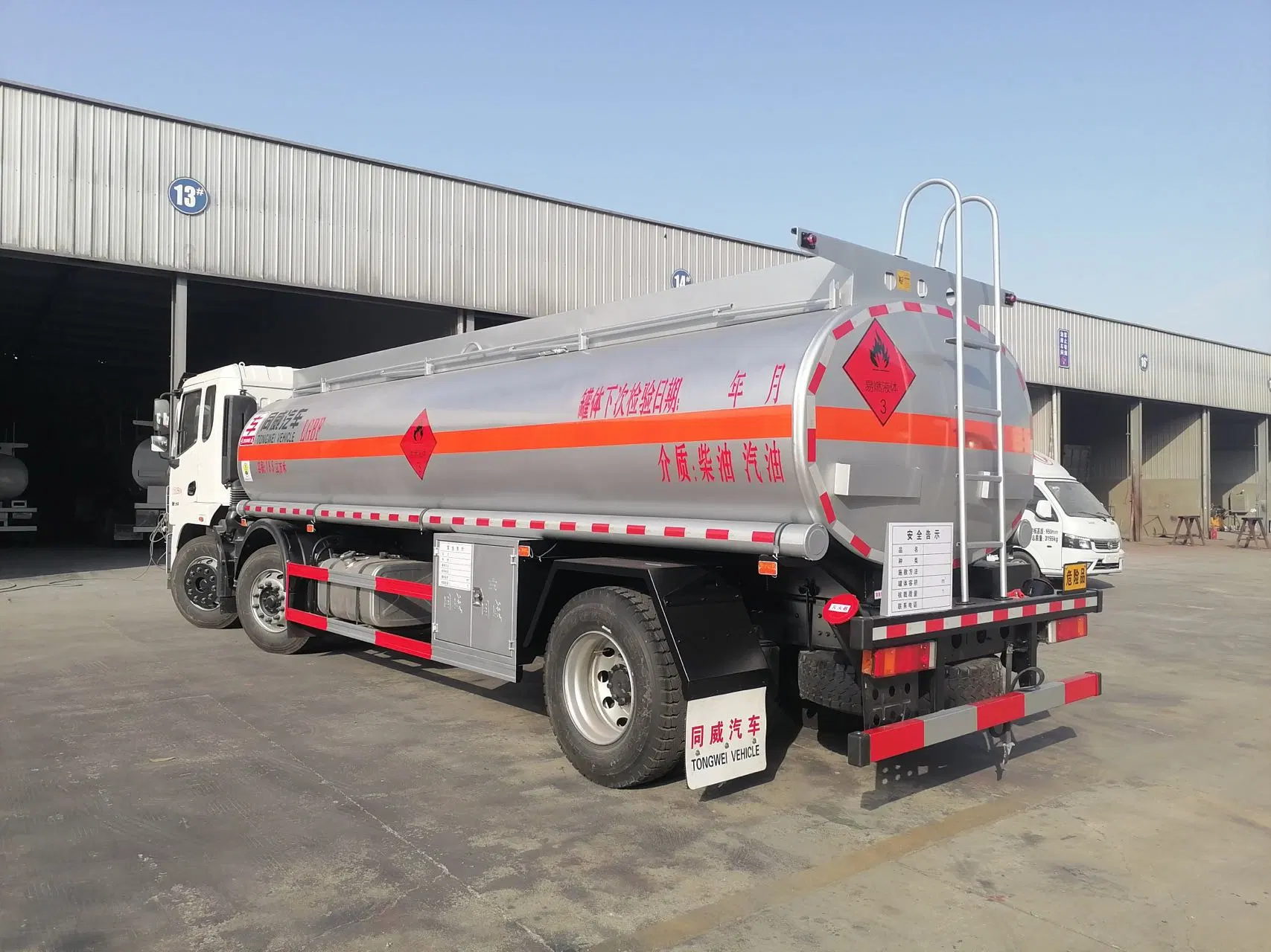 Dongfeng 6X2 Super Large Capacity 20000-25000ldiesel Gasoline Transport Oil Tank Truck