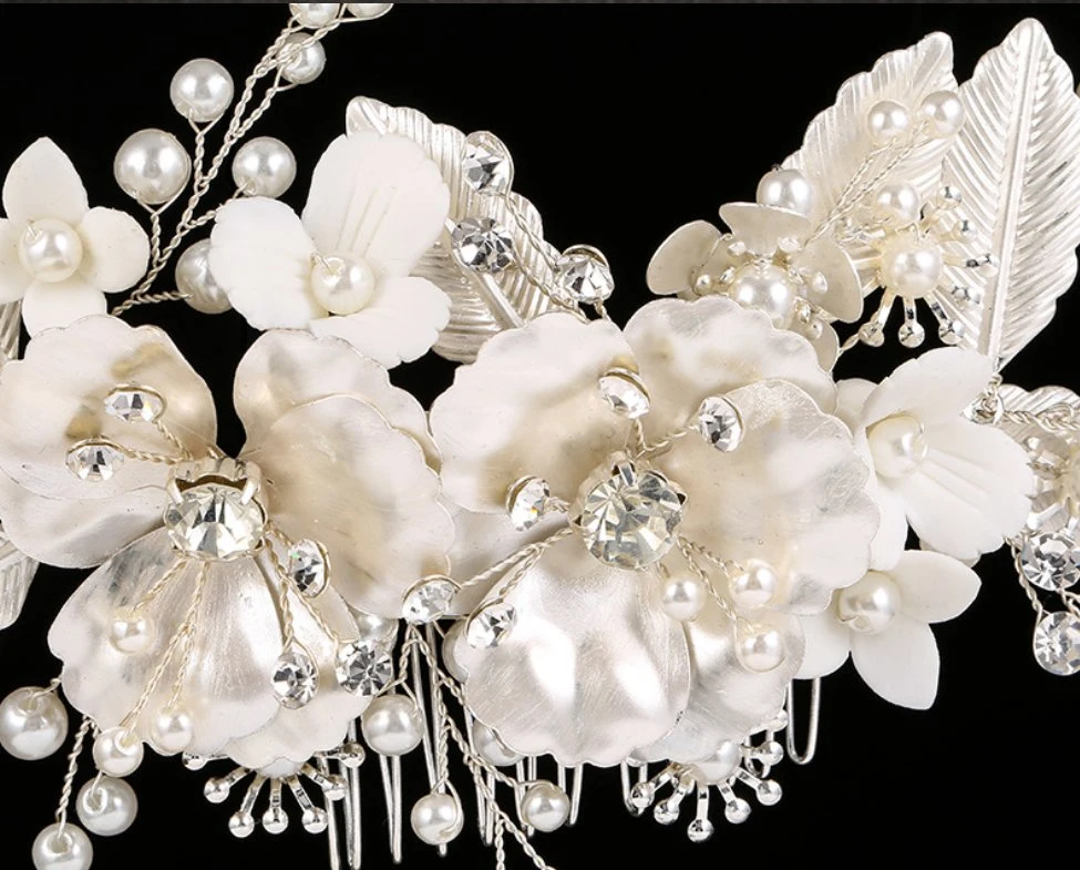 Peigne à cheveux de mariage en perles, accessoires pour cheveux de mariée. Peigne à cheveux vintage en perles et fleurs pour mariée. Bijoux de mariée. Accessoires de mode pour cheveux.