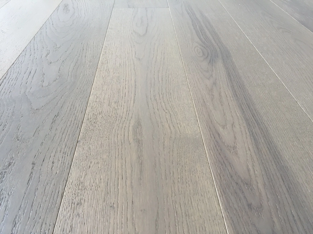 Nouvelle arrivée du bois d'ingénierie de couleur chêne chêne brossé blanc des revêtements de sol de parquet en bois dur massif parquet chêne de feuillus Fumed-de-chaussée