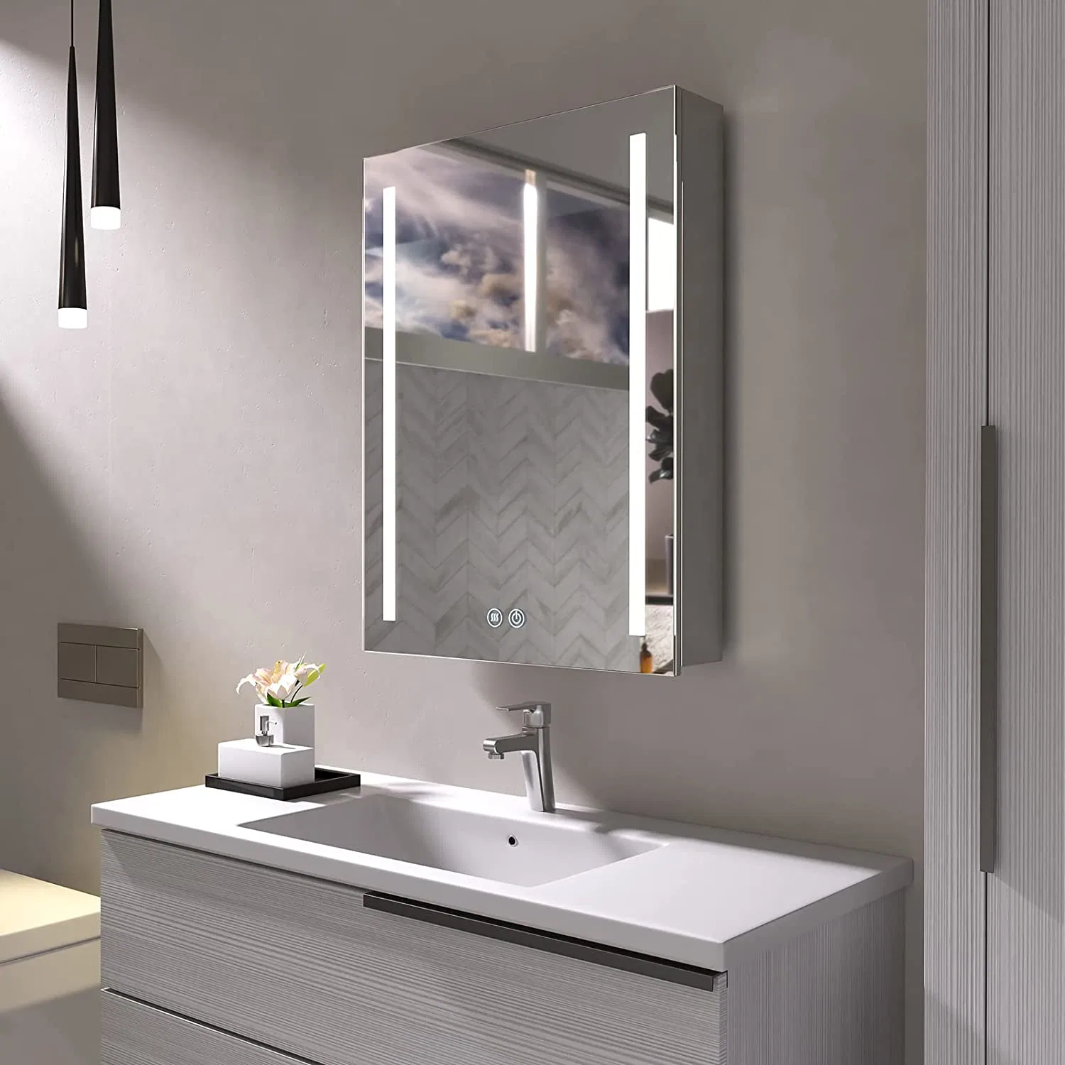 خزائن الحمام الخشبية الألومنيومية المدمجة الحديثة المثبتة على الحائط من إم دي إف بي في سي مع مرآة مضاءة وخزانة دواء مرآة للحمام.