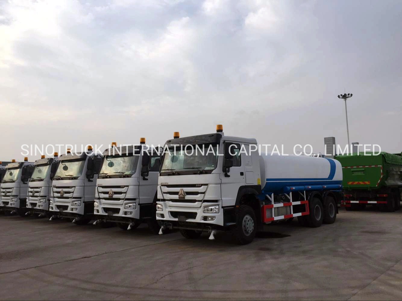 الرشاشات الشاحنات سينوتروك HOWO مرشات مياه الصرف الصحي المركبة 20000/30000L 6X4 الثقيلة سعر شاحنة الخدمة 30لس أو 30316 شاحنة تسليم المياه دش المياه سبراين