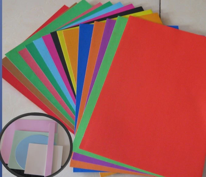 Papier A4 colorés pour l'artisanat dans la classe de l'école