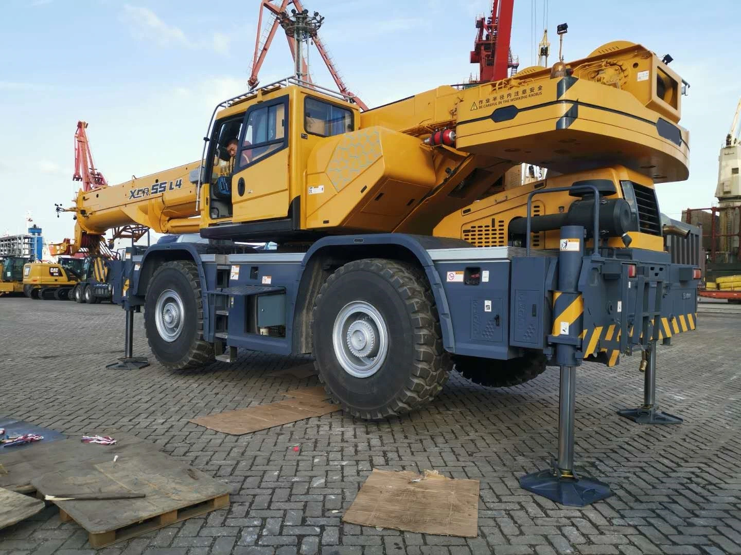 XCMG Official Manufacturer 50 Ton Rough Terrain Crane Xcr55L4 China Hydraulic Mobile New 4 Wheel Rough Terrain Crane Machine for Sale