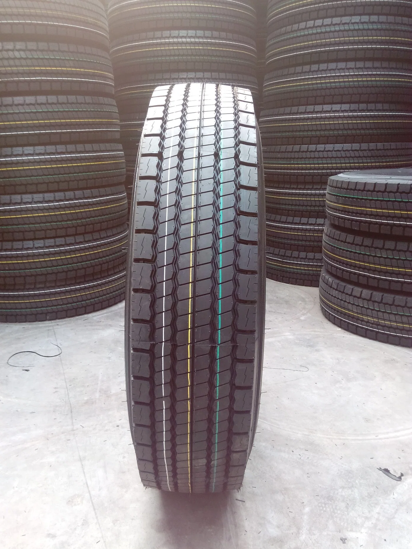 Neumático de acero R22,5 315/80r22.5 295/80r22.5 385/65r22.5 China Rendimiento de alta calidad/alto costo Y neumático radial de bajo coste