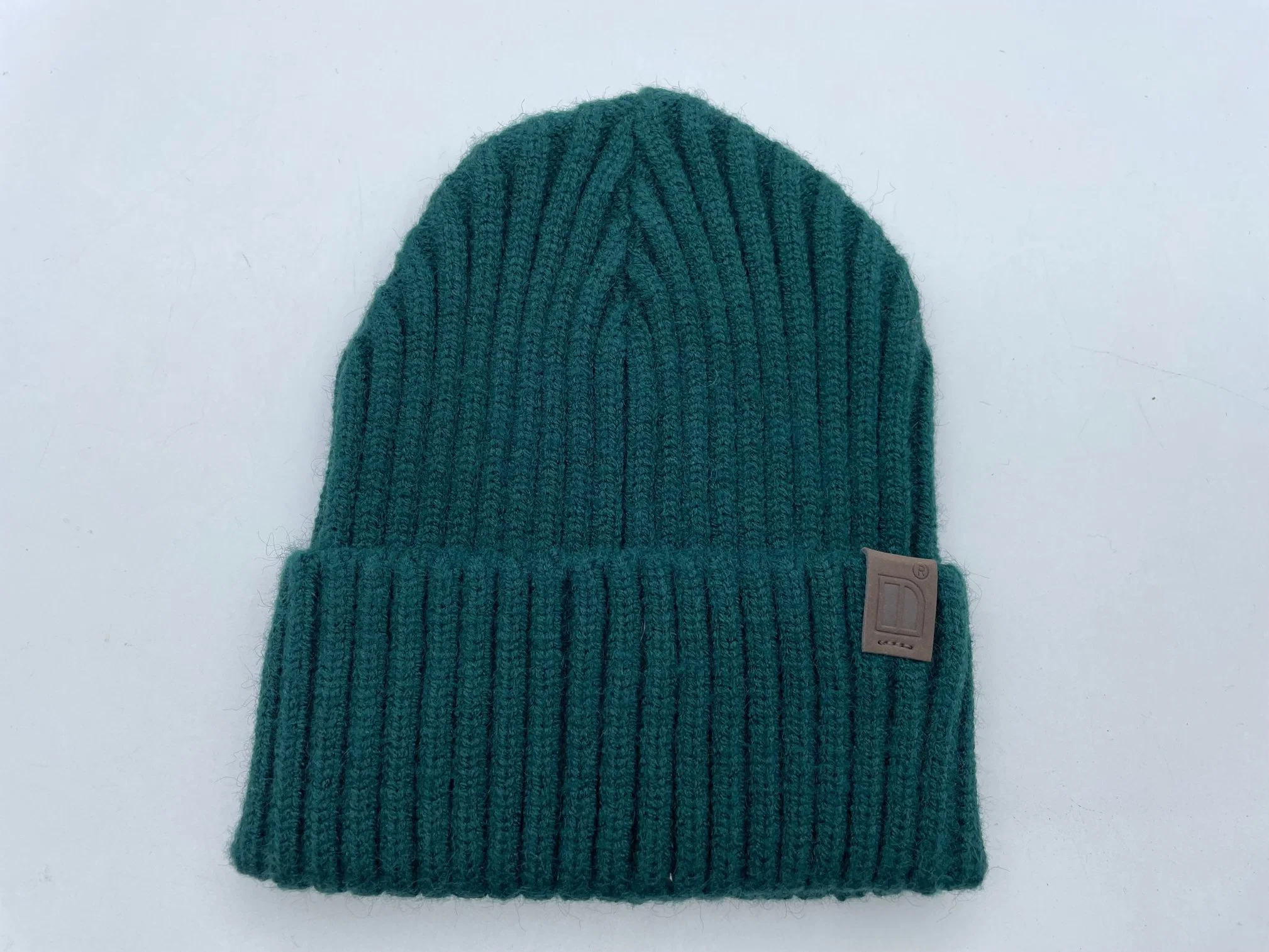 Quatre bonnets d'hiver tricotés pour garçons avec des fils de couverture en spandex de quatre couleurs différentes.