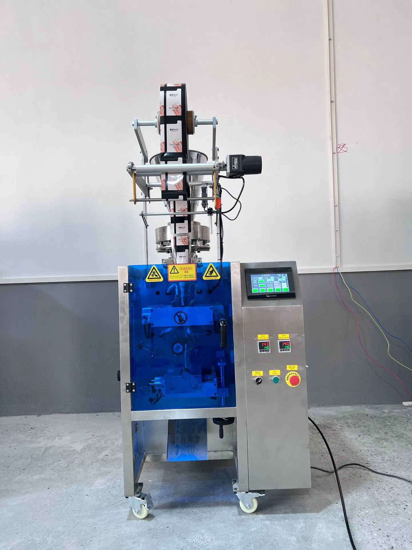 Manufacturer Silica Gel Desiccant Bath Salt Sugar Powder Packing Machine Vertical Form Fill and Sealing Automatic Volumetric Cup Locust Bean Small Particle Pack