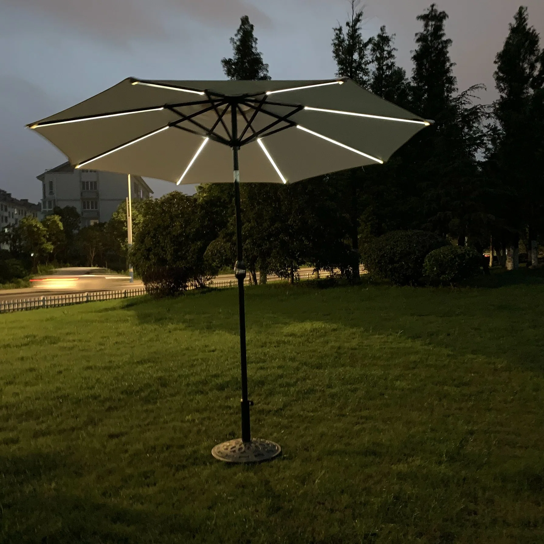 LED Parasol de jardin rond pour patio, adapté à une utilisation en extérieur.