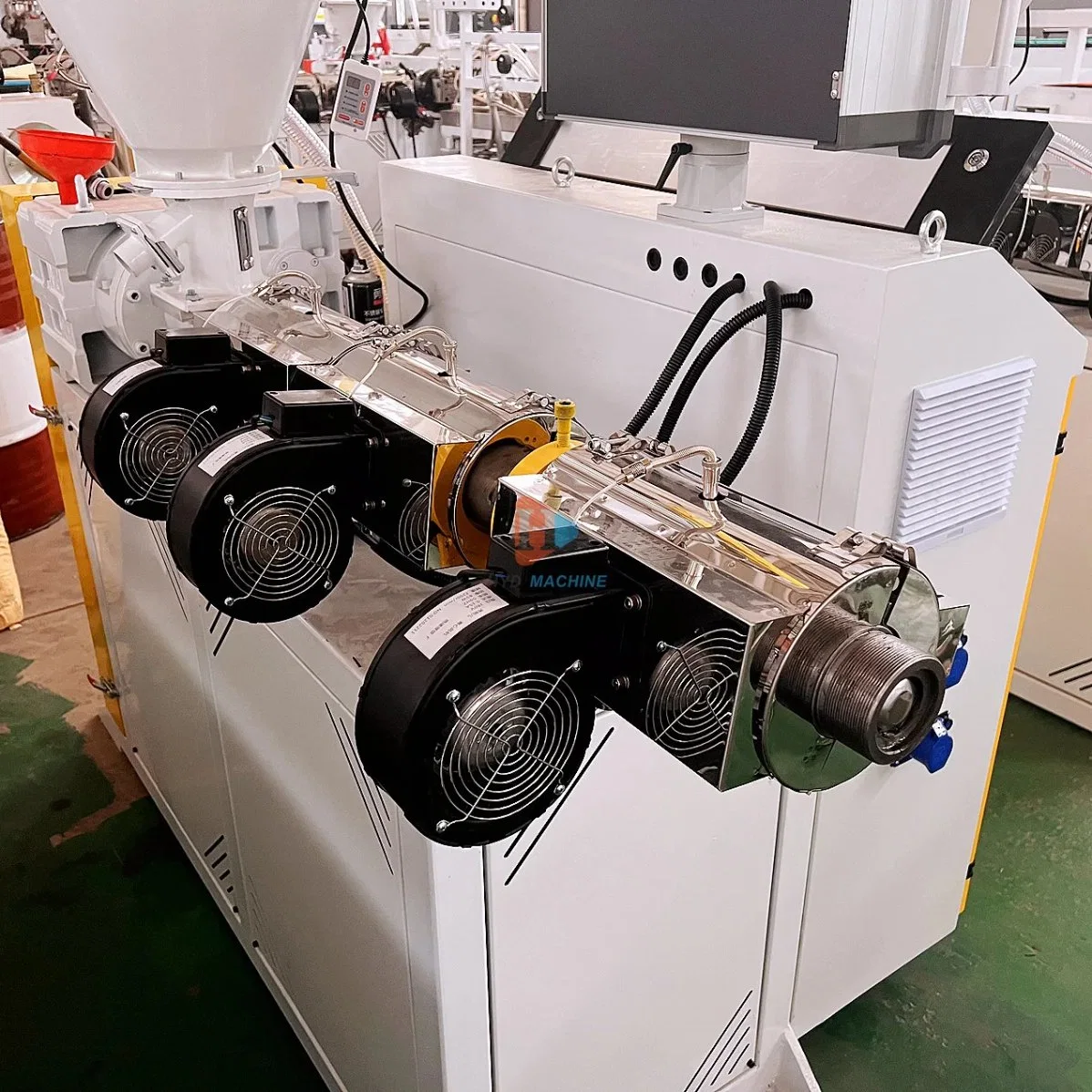 Machine de fabrication d'extrudeuse de bande transparente souple en PVC plastique. Ligne de production d'extrusion.