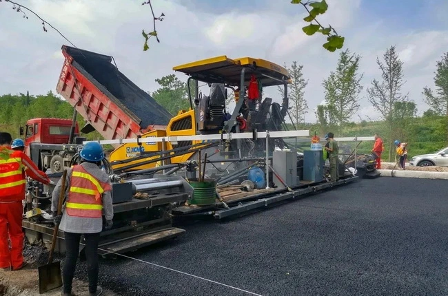 RP1655t 16,5m Straßenpflastermaschine zum Zementieren von Asphalt-Fertiger RP1655t Mit guter Leistung