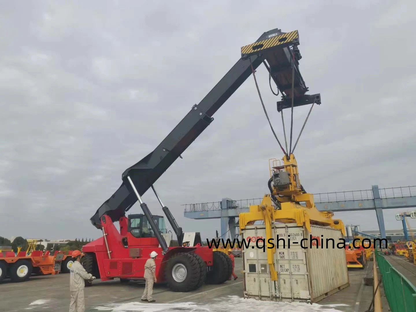 Qshi Presser Container Spreader with Tilting Containers