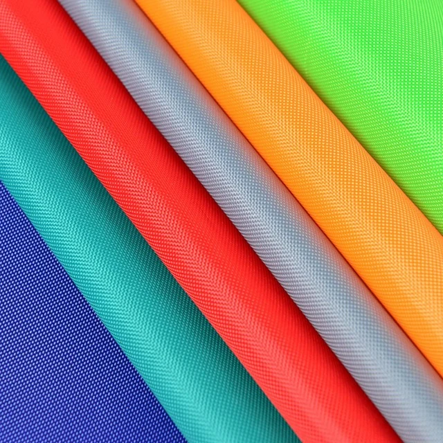 Tissu en twill élastique T/C TPU PU respirant, doux et résistant pour le sport, séchage rapide, utilisé pour les sacs, les tentes, le chiffon, les tissus en oxford pour les vestes en duvet.