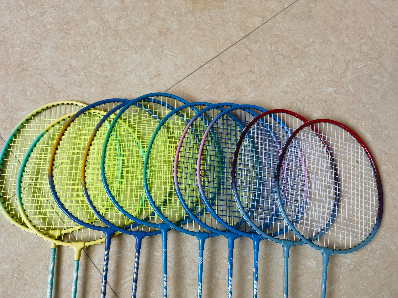 Acabados de Aço de estoque raquete de badminton ferro de boa qualidade Sporting Badminton Racket com Junta T 2 Raquetes com 1 Estojo de PVC