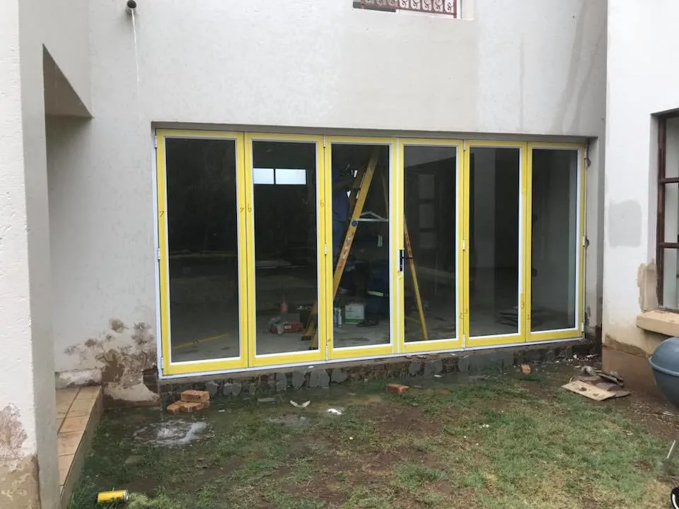 Sistema de puertas y ventanas de aluminio para la construcción de casas