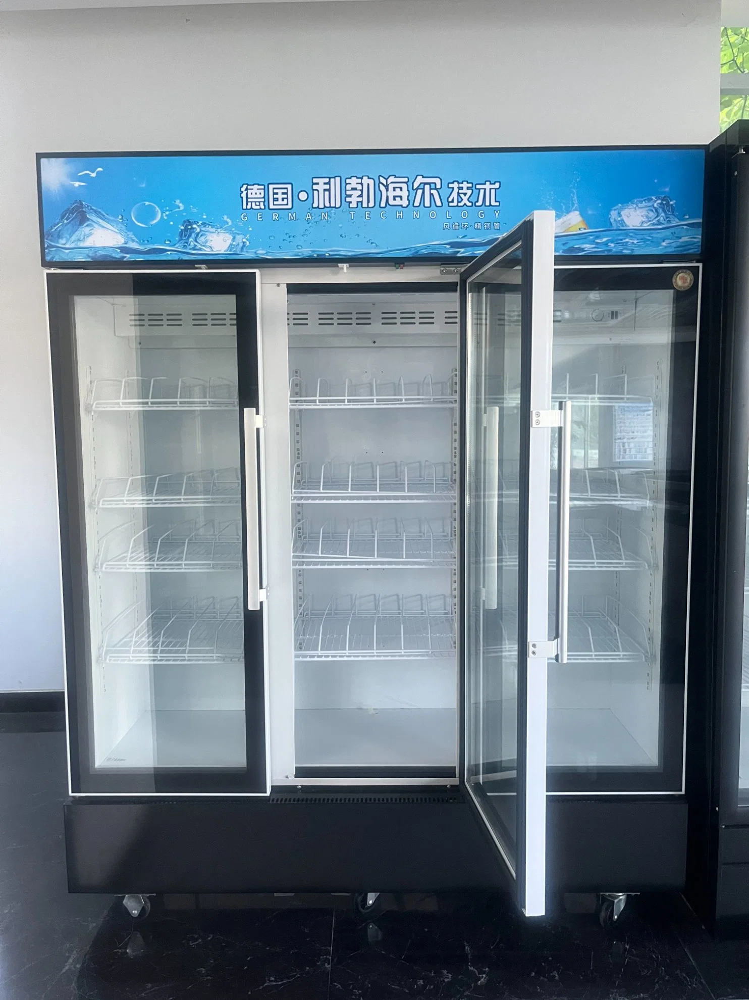 Hot Selling Vertical Refrigerated Display Cabinet Display Screen Refrigerator on Wheel with Glass Door Upright Display Cooler