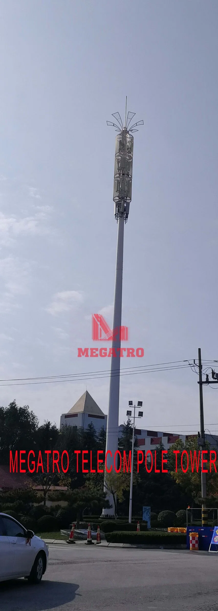 Megatro polo de la comunicación de la torre de telecomunicaciones