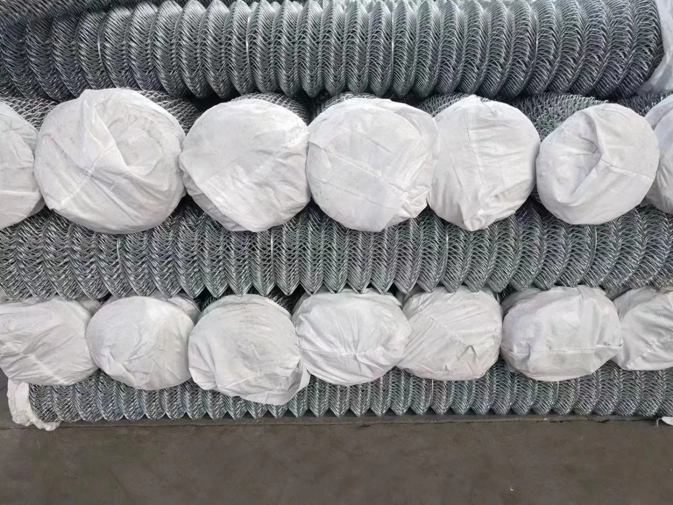 Galvanized Wire Mesh/PVC Coated Steel Wire Hot Dipped Galvanized Outdoor PE Playground Chain Link Fence Netting