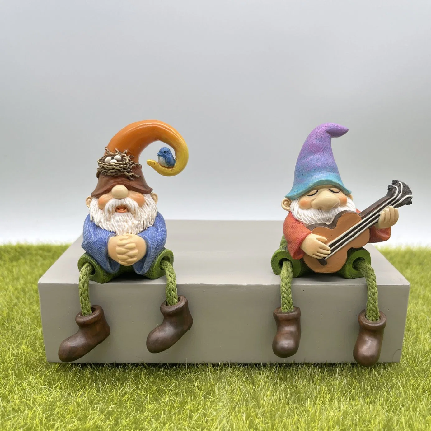 Los gnomos de jardín de hadas en miniatura para decorar el hogar Jardín al aire libre Gnome con guitarra cuelgue las piernas