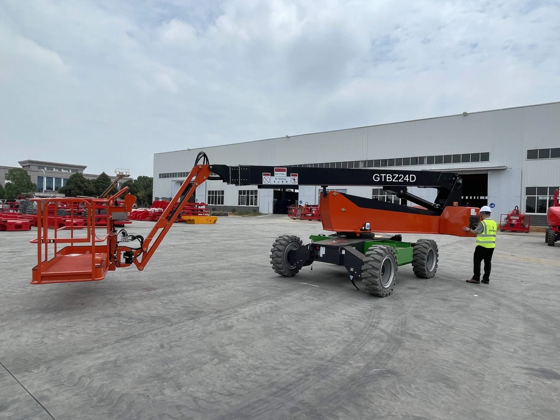 Gtbzz24D 24m altura de trabajo 300kg capacidad de neumáticos sólidos movibles Terrian Li-ion batería de energía de Cherry Picker/Man Lift/Telescopic Boom Lift