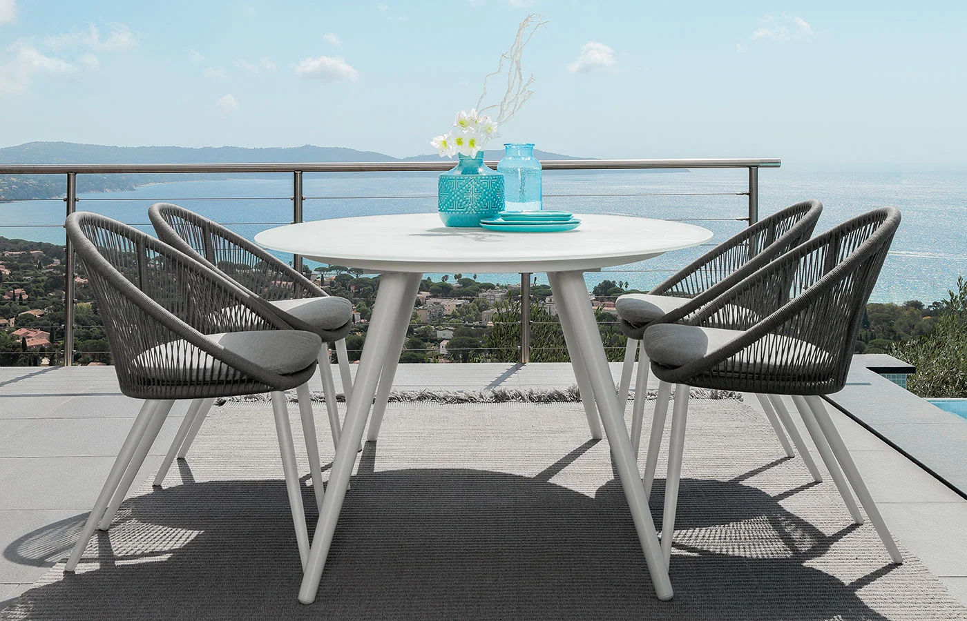 Table de salle à manger extérieure en bois pour yacht familial de l'hôtel. Les chaises peuvent être personnalisées. Ensemble de meubles.