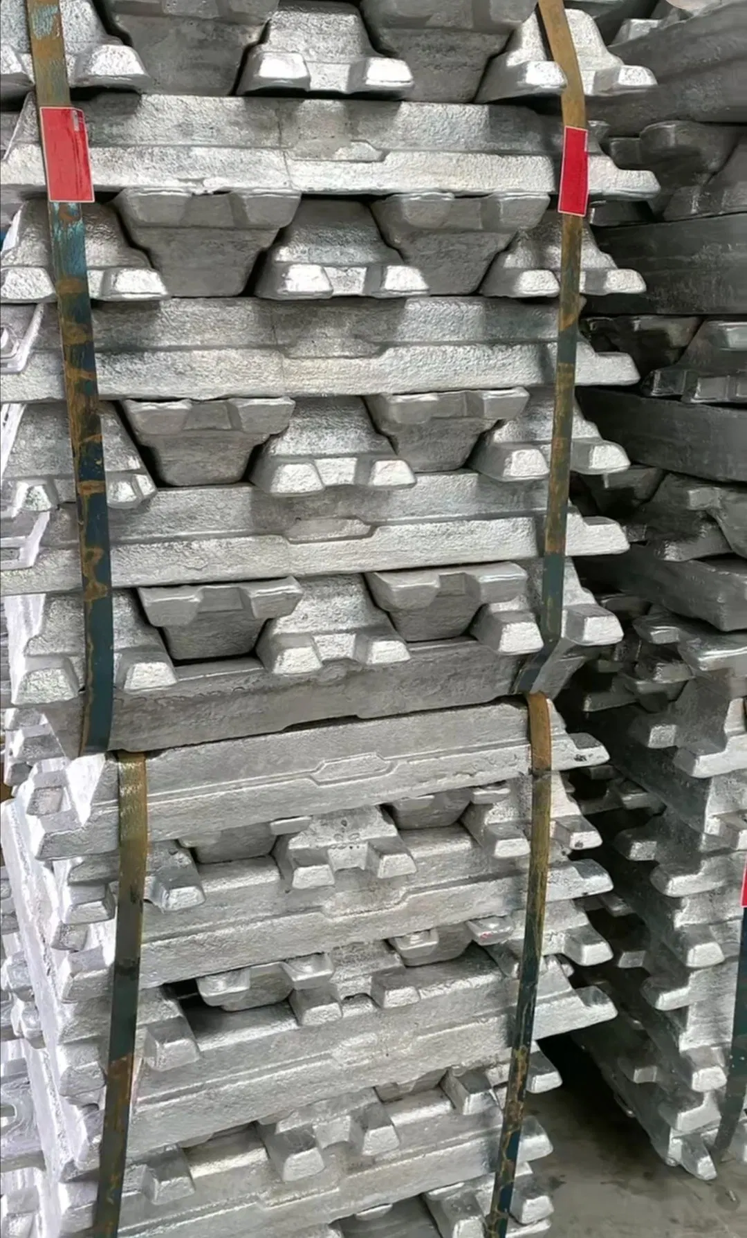 China Proveedor Pure el 99,7% satisfactoria de lingotes de aluminio con precios baratos