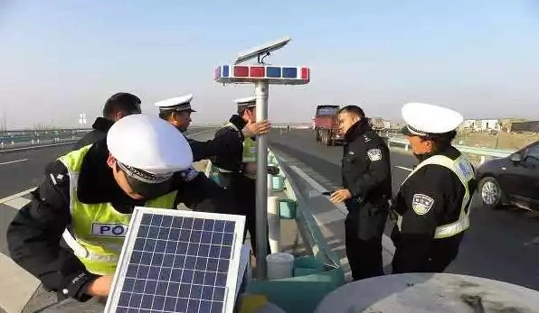 Lumière solaire bleue rouge danger Avertissement luminosité élevée Feu de circulation clignotant