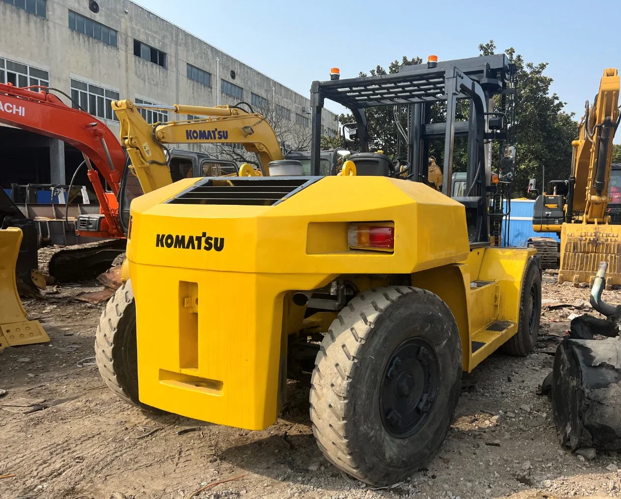 معدات الرفع الغلفازية المستخدمة Komatsu Fd150 عالية الجودة بسعر لطيف