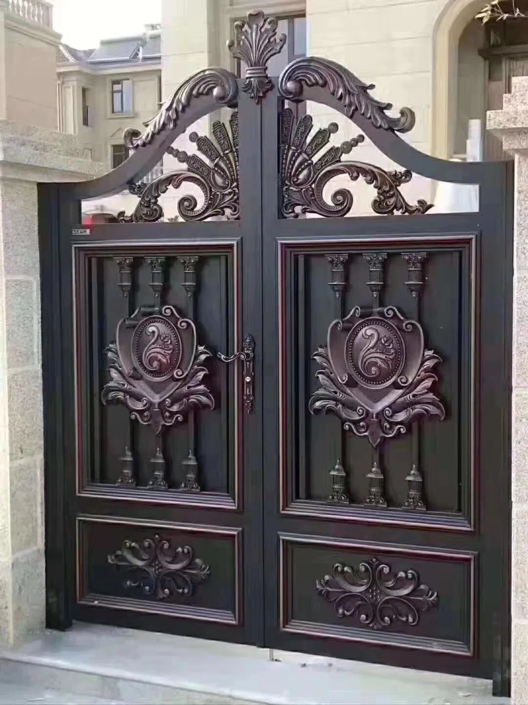 La puerta de entrada principal del diseño moderno Es de tamaño estándar