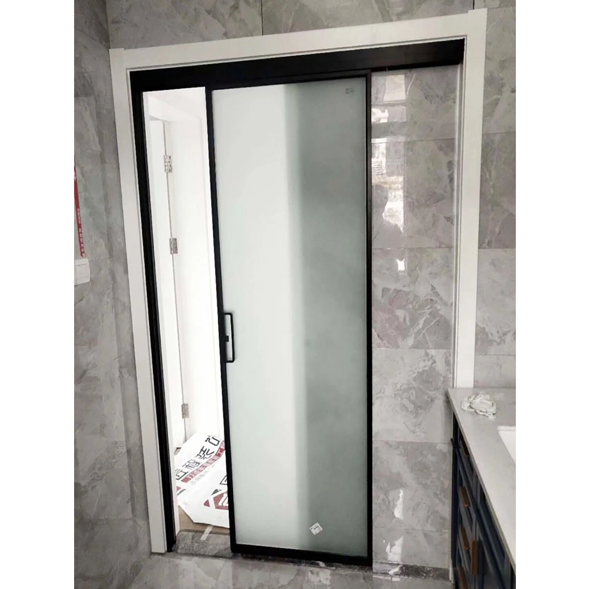 Baño de vidrio esmerilado de aluminio sin marco Precio de la puerta deslizante