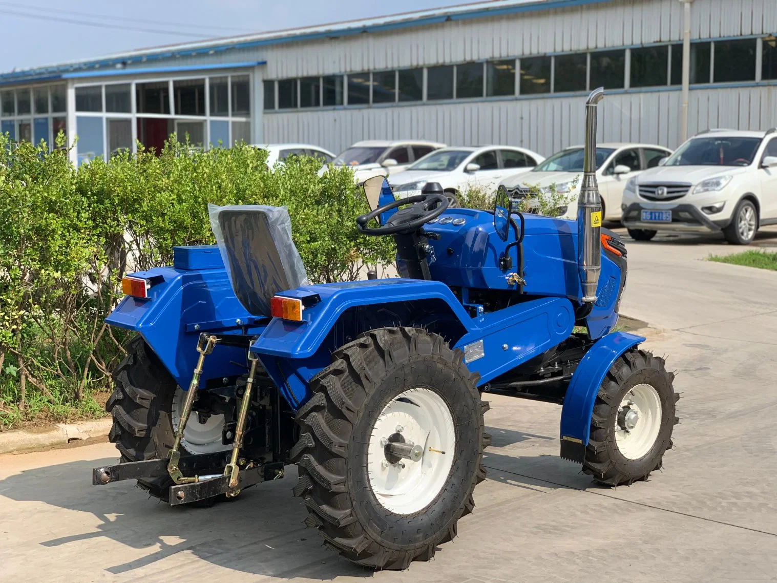 جرار صغير بقدرة 18HP 2025HP 30HP Small Farm مع طاقة المحراث / الجرافة / اللودر الأمامي للزراعة