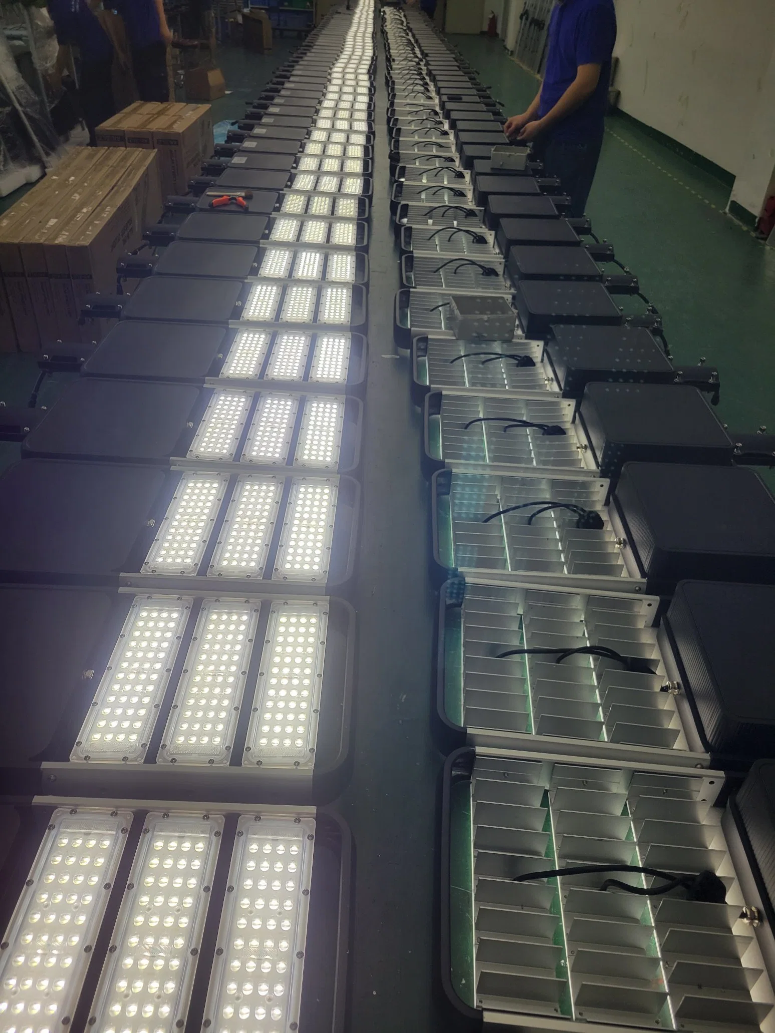 Aluminum Alloy FCC Approved Stin or OEM/ODM Carton Box Flood Light Lighting