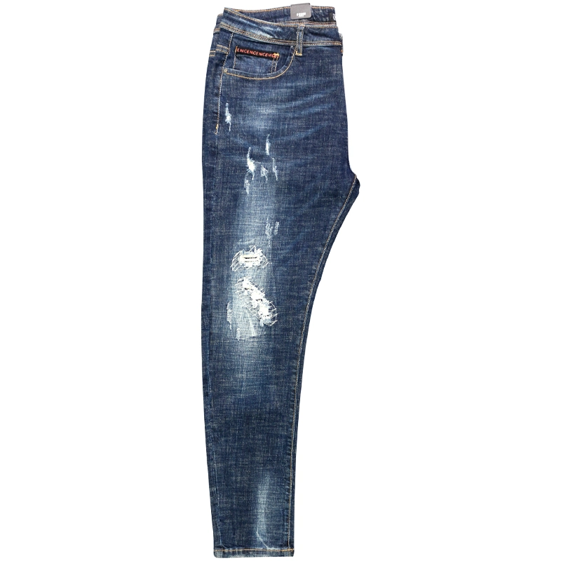 Calças jeans masculinas azul claro em denim.