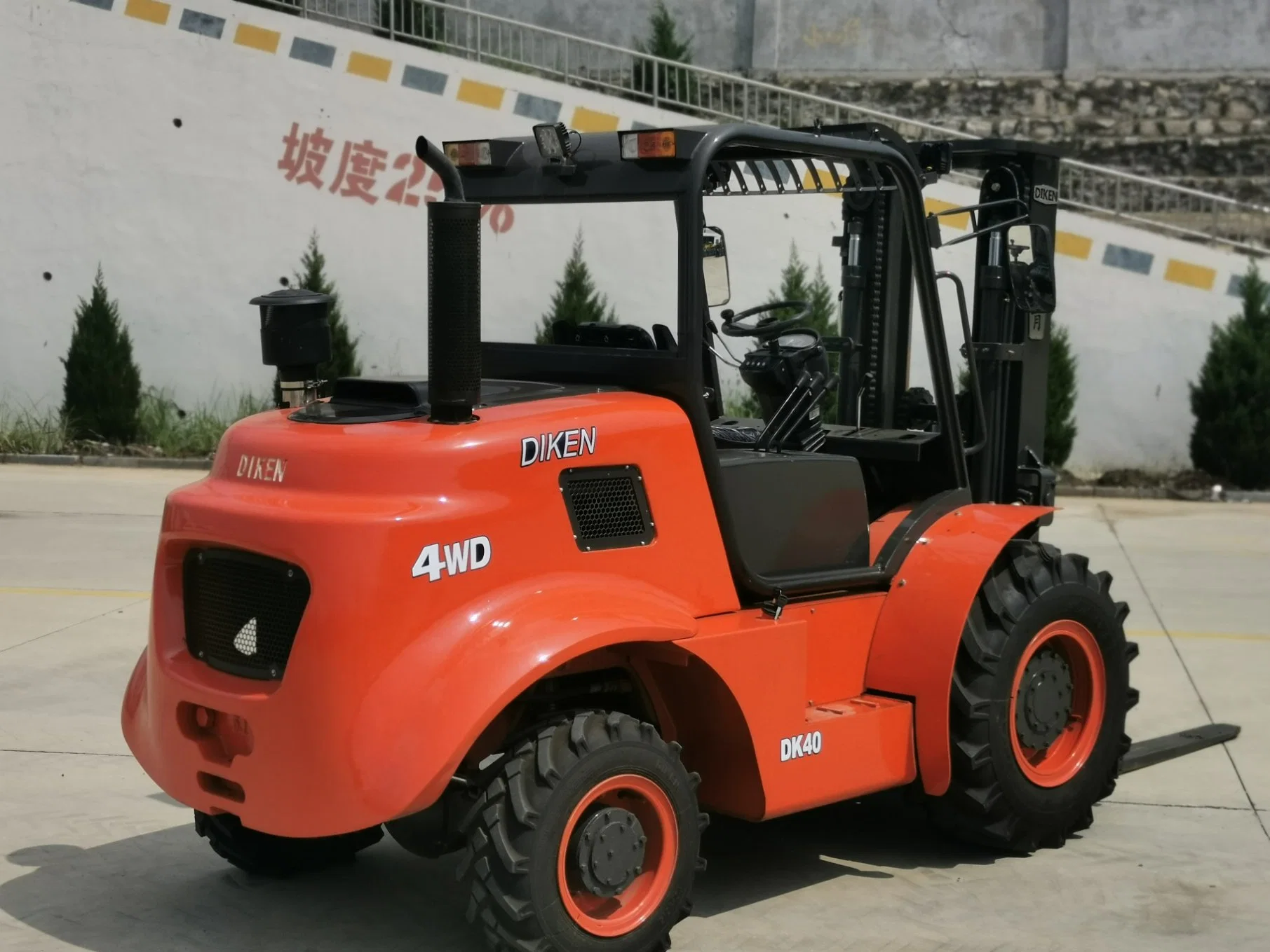 4ton 4WD 4X4 Rough Terrain Hydraulic Forklift with Closed Cabin