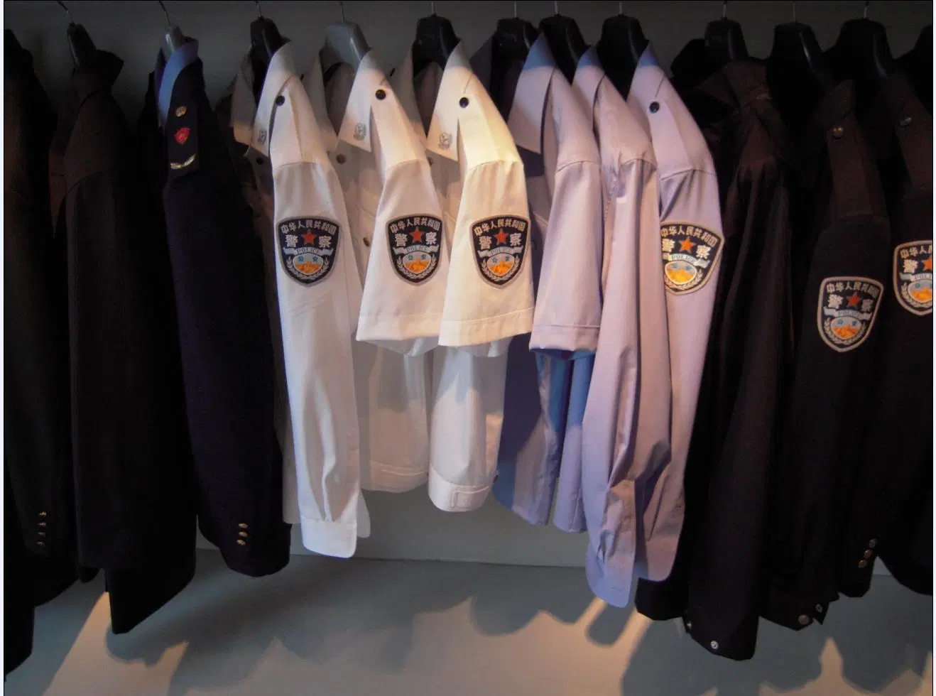 Camisas de uniforme da Polícia Militar da China.