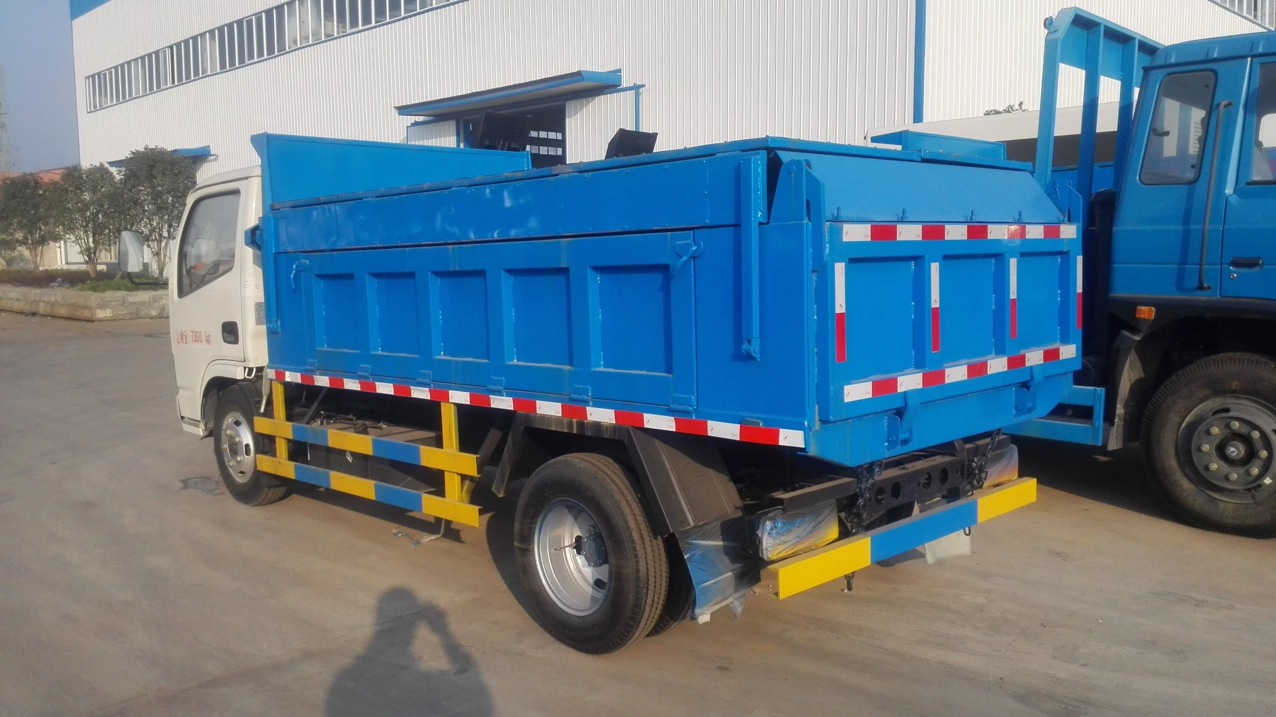 Dongfeng 3t 4t 5t 4X2 Garbage Dump Truck with Cover Sealed Tipper Truck Recycling Dump Garbage Truck