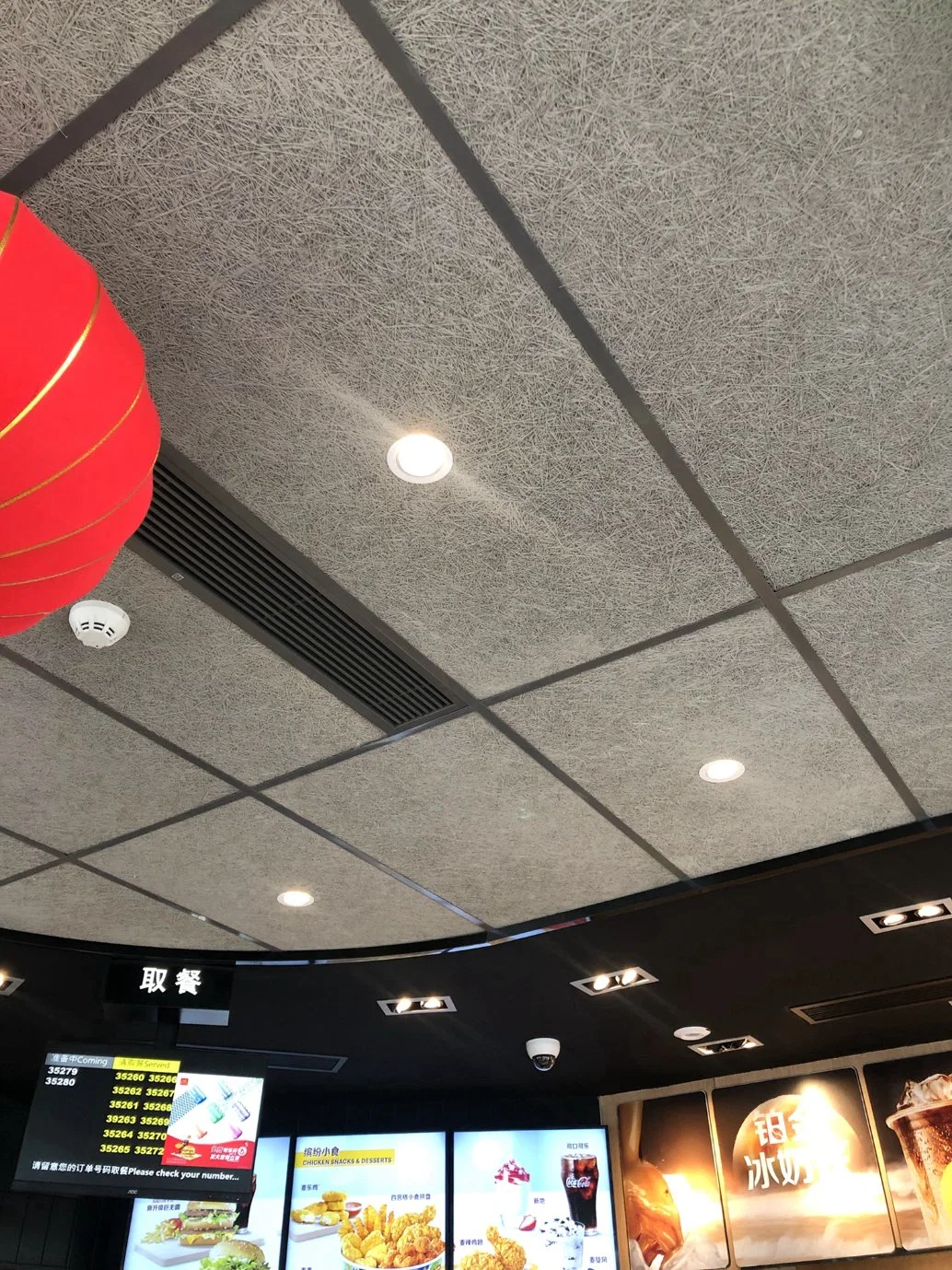 Plafond absorbant le son en laine de bois intérieur avec panneau acoustique de McDonald's dans une peinture Dulux.