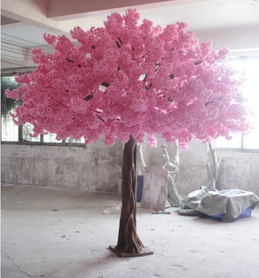 Grande decoração de sala de estar com banquete de cerejeira artificial