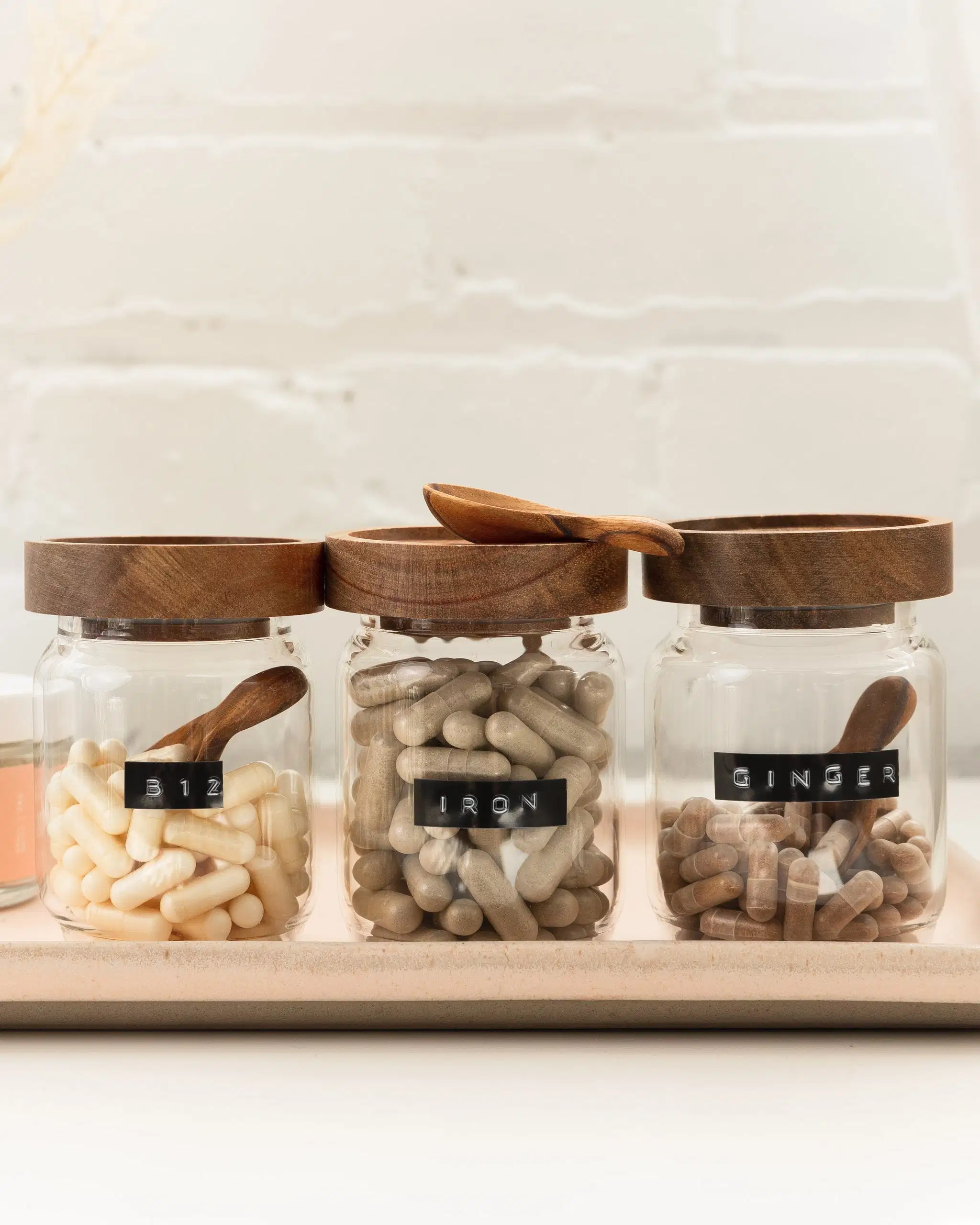 Wide Mouth Round High Borosilicate Glass Jar Airtight Kitchen Food Spice Glass Storage Jar and Containers with Wooden Acacia Lid