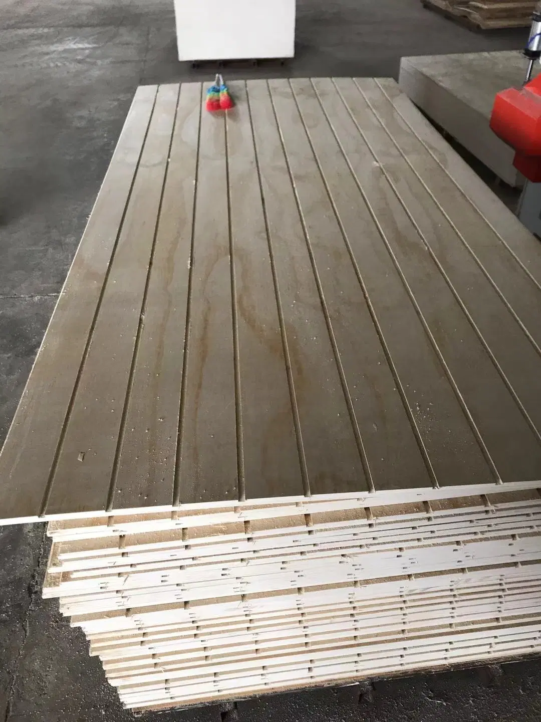 Comaccord Slotted Radiate Pine Plywood T&G V Grooved Plywood for Wall Panels Poplar Material Pine Veneer V U W Grooved Plywood for Construction Decorative